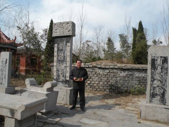 风水泰斗裴翁教授到江苏丰县考察汉高祖刘邦的曾祖父母的祖坟风水